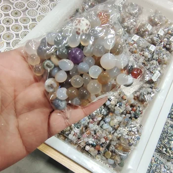 Paket prirodnih obojenih polirane kristale agata, rasipanje različitih kamenje, dragulji su pogodne za izradu nakita i ogrlice svojim rukama